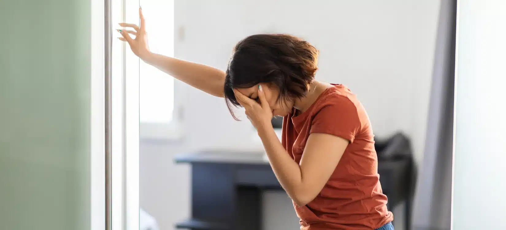 postural orthostatic tachycardia syndrome dizziness lightheadedness woman leaning on door
